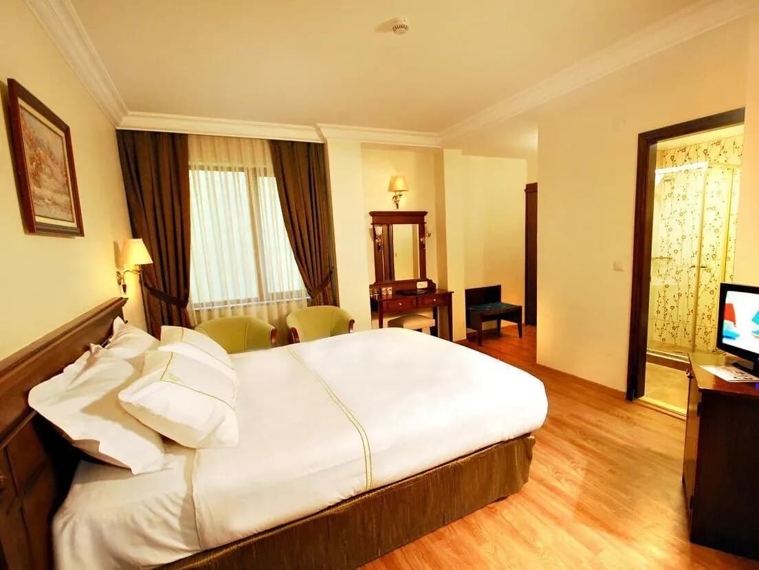 Golden Crown Hotel