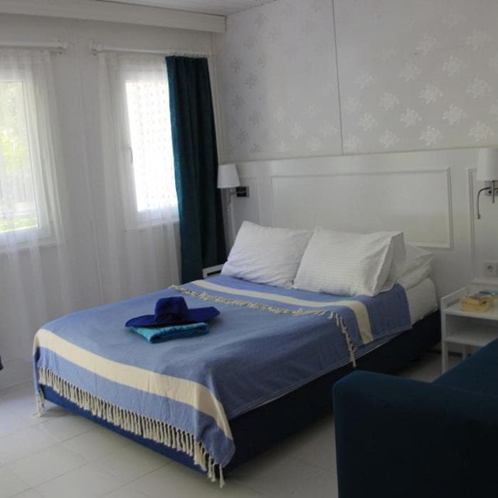 Blue & White Hotel