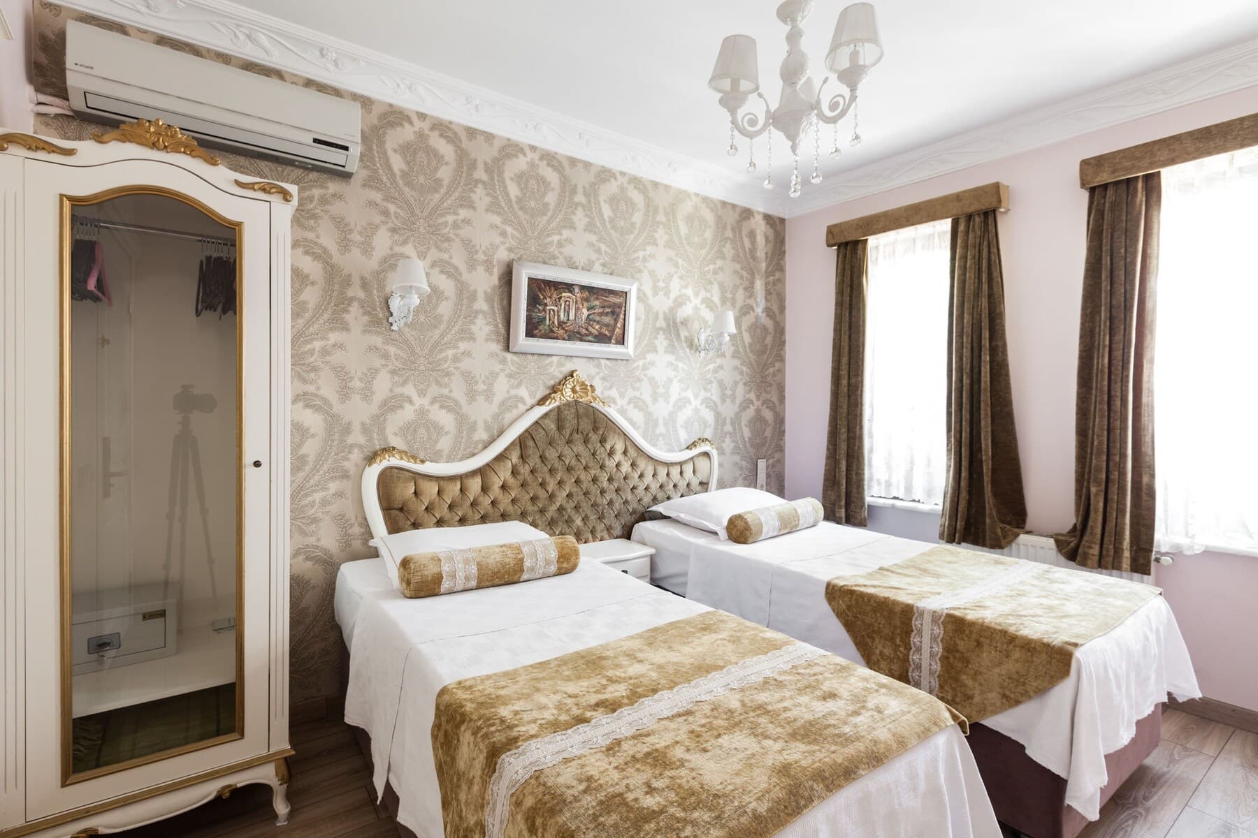 Romantic Hotel