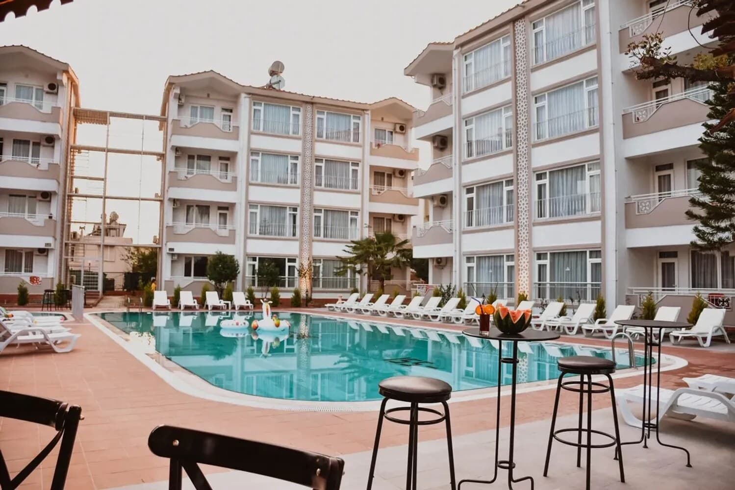New Garden Luna Side Apart Hotel
