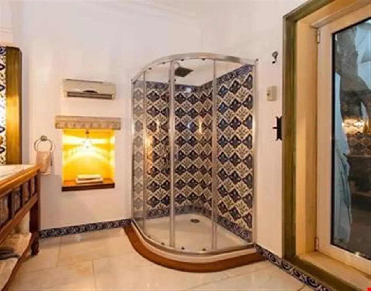 1 Villa Hotel