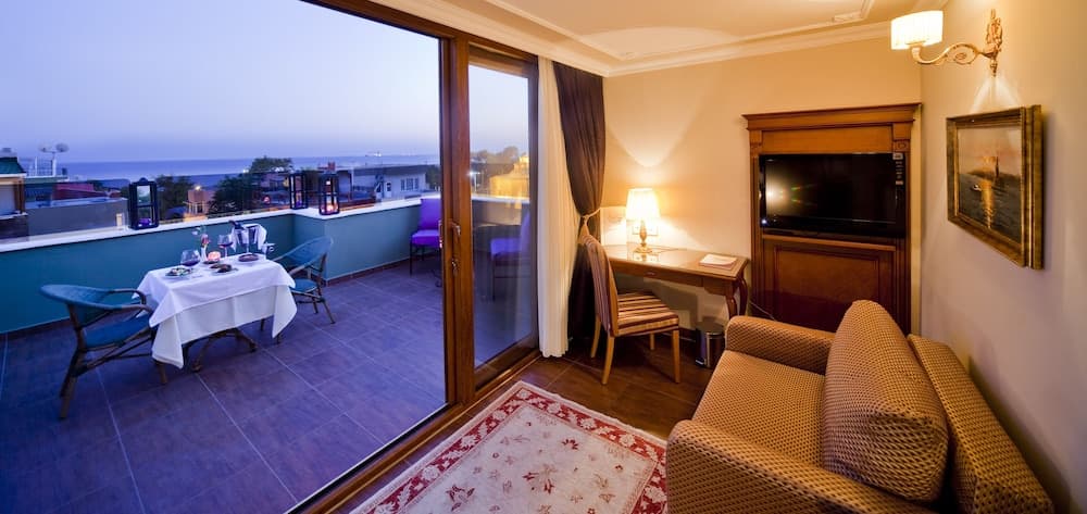 GLK PREMIER The Home Suites & Spa