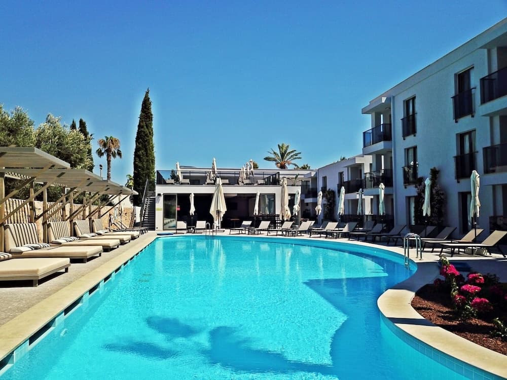 Queen Residence By Important Group Travel