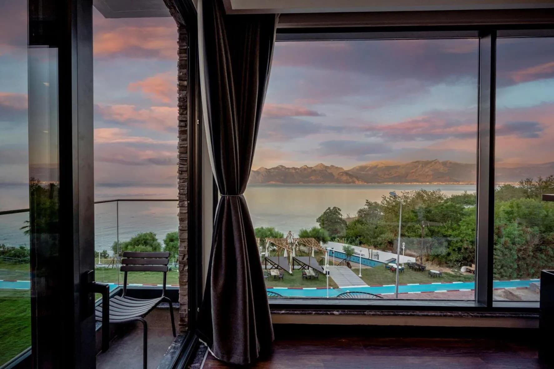 Lucky Monkey Hotel 5