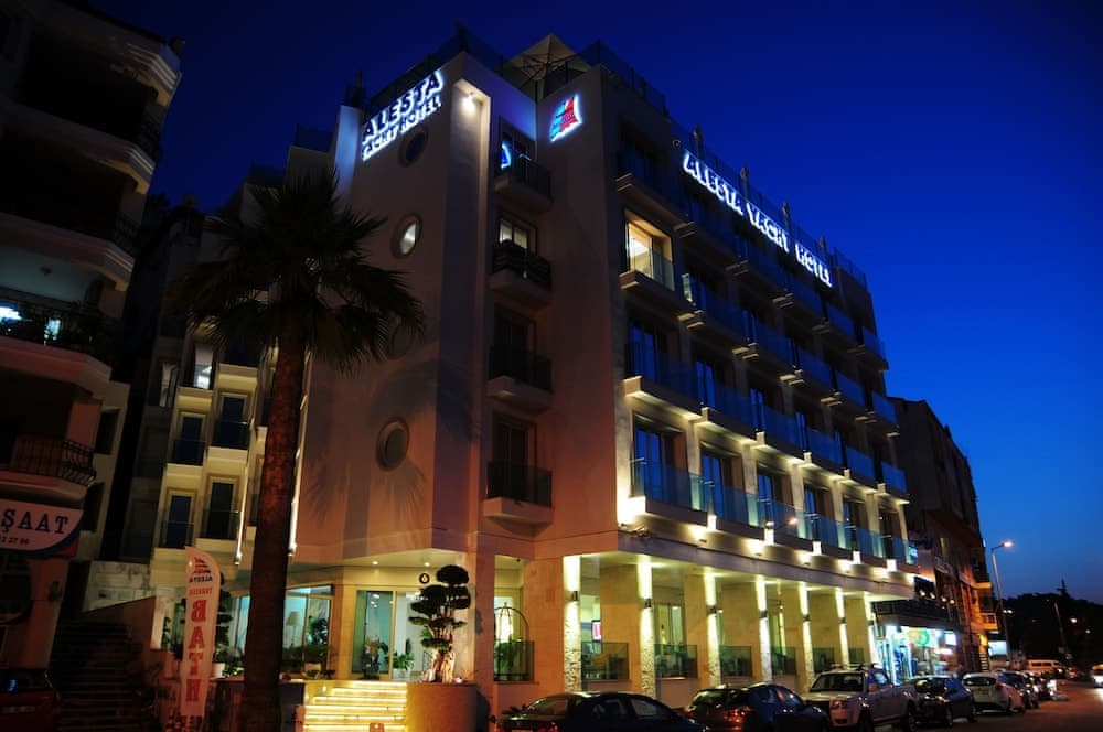 Alesta Yacht Hotel