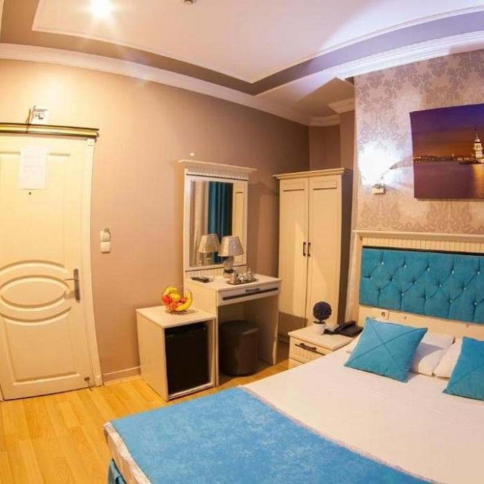 Crowned Plus Hotel