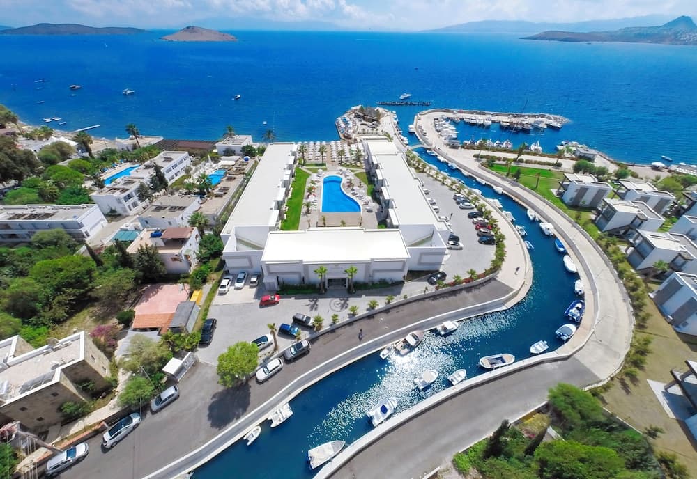 Luga Boutique Hotel  -  Beach & Restaurant