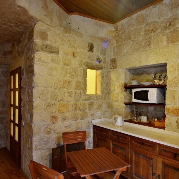 Esbelli Evi