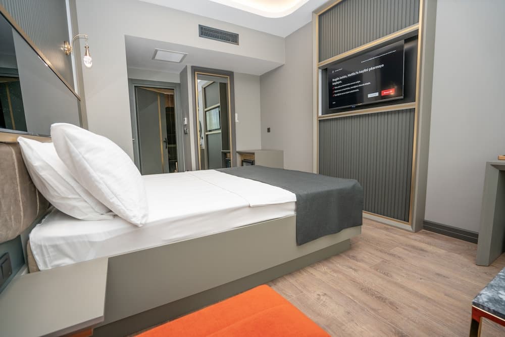 216 Ruby Suite 4