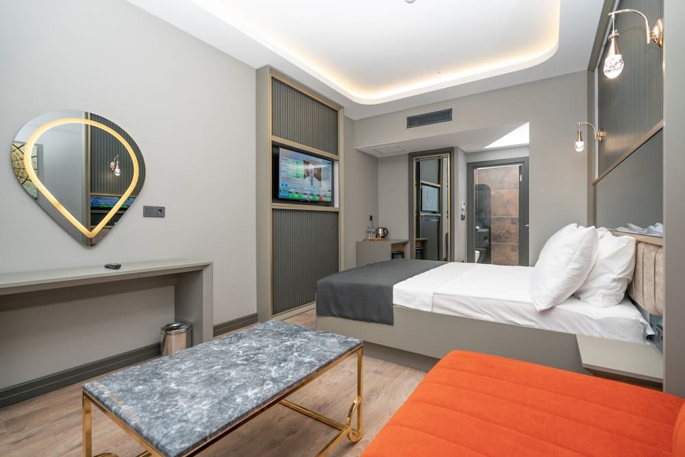 216 Ruby Suite 3