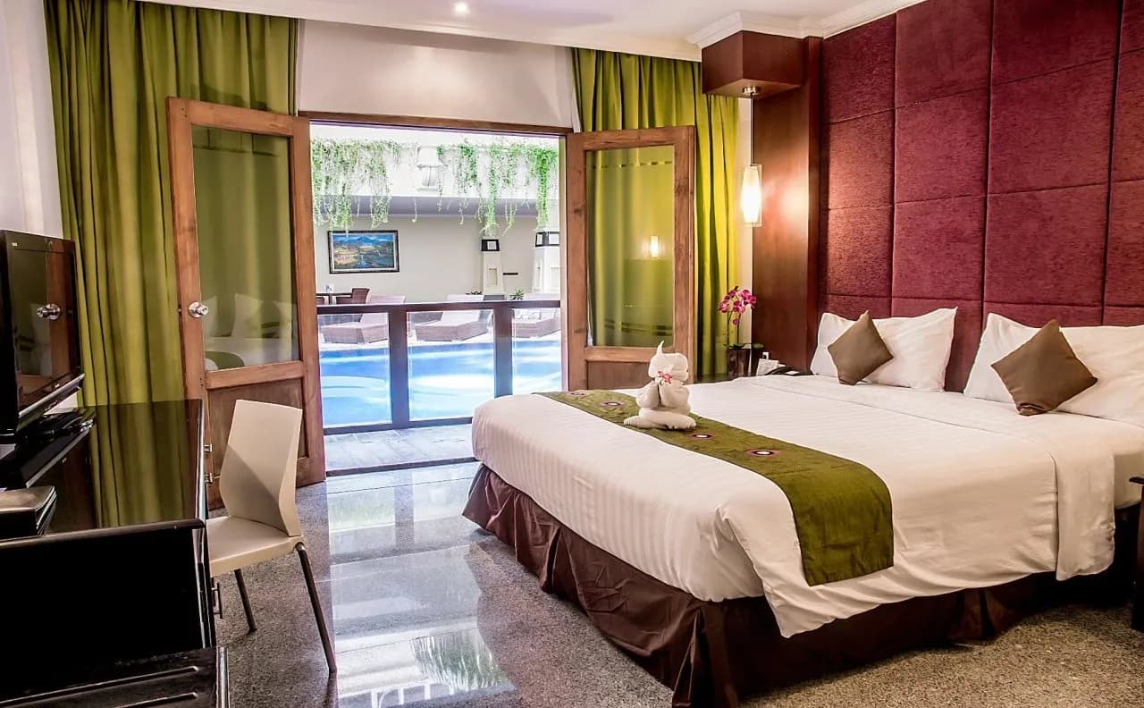 Famous Hotel Kuta 4
