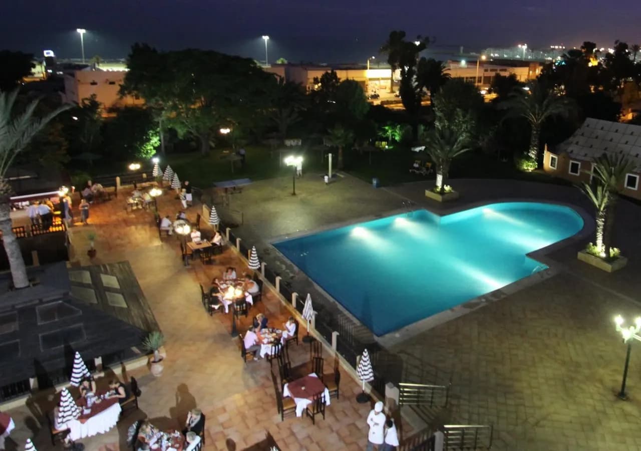 Hotel Oasis 4