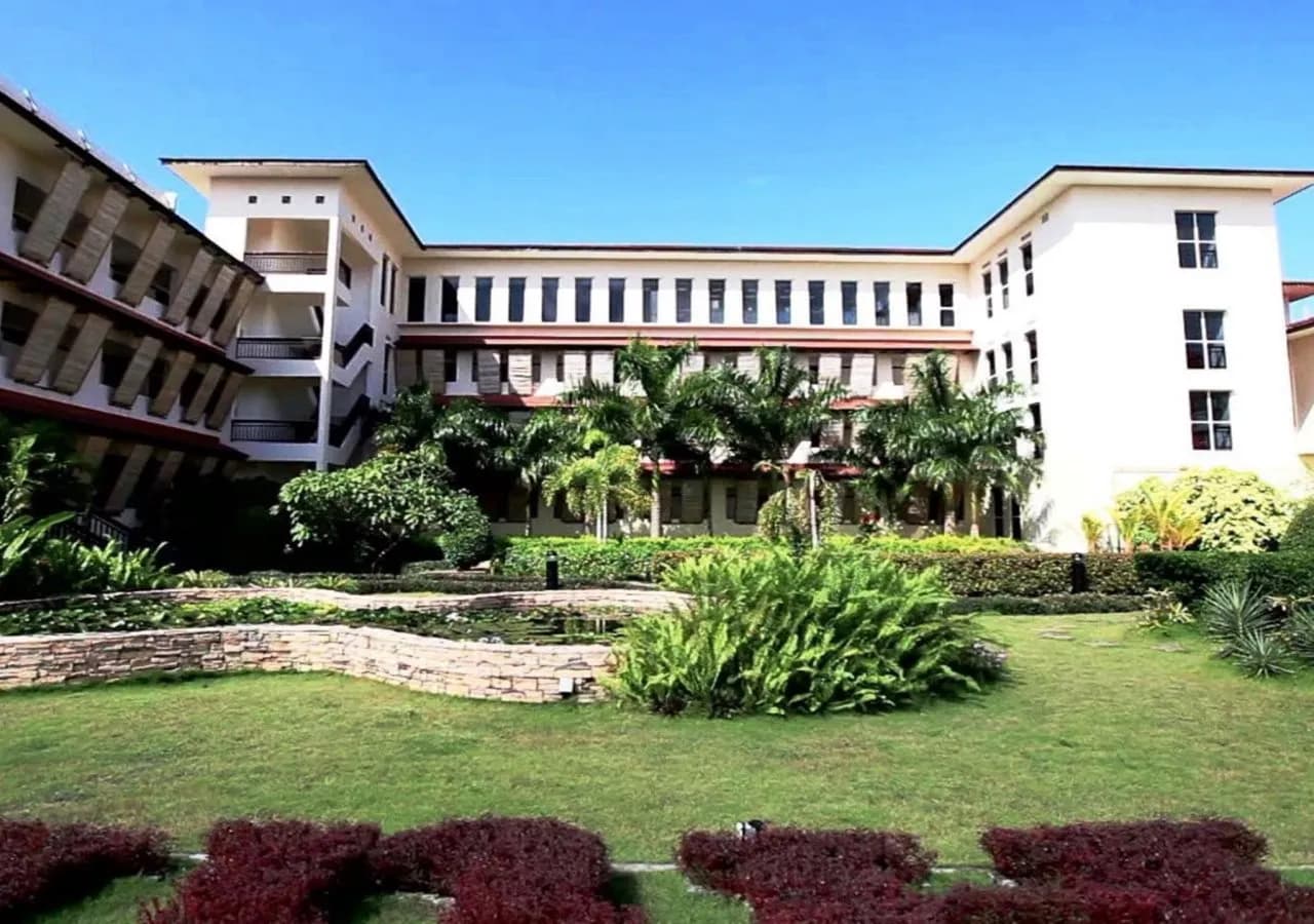 Hulhule Island Hotel 5