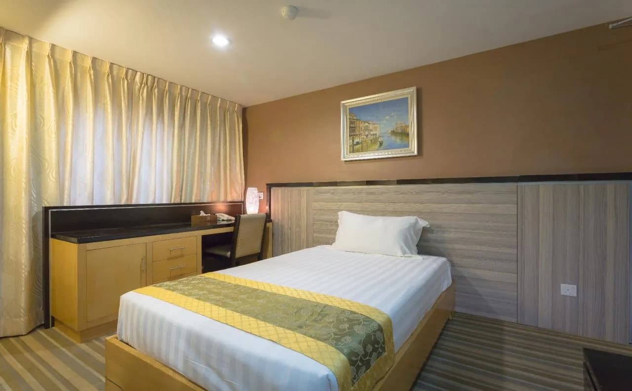 Hallmark Express Hotel 2