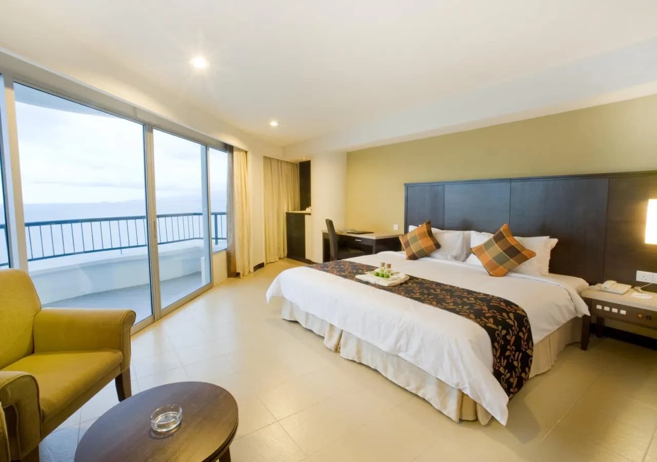 Flamingo Hotel by the Beach  4