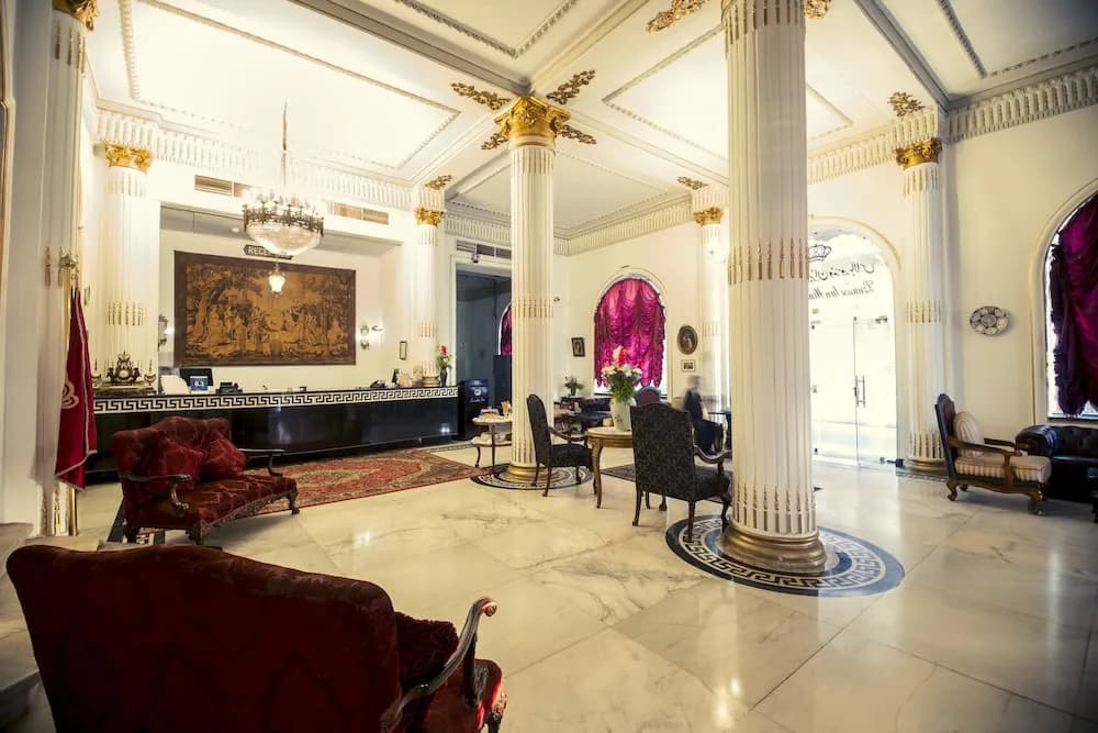 Paradise Inn Windsor Palace Hotel 2