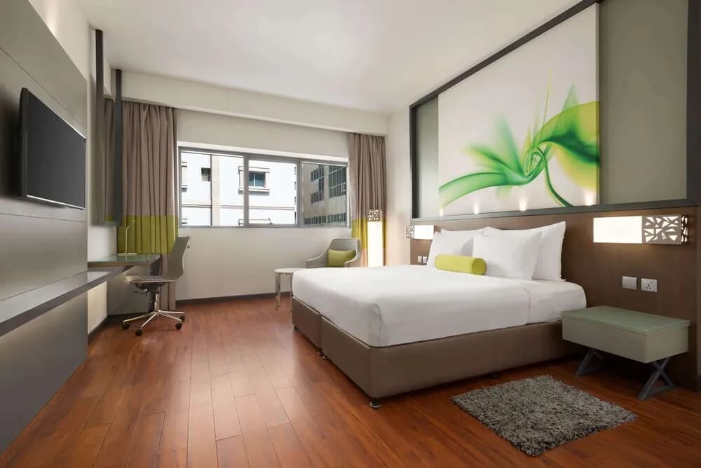 Howard Johnson Plaza by Wyndham Dubai Deira 2