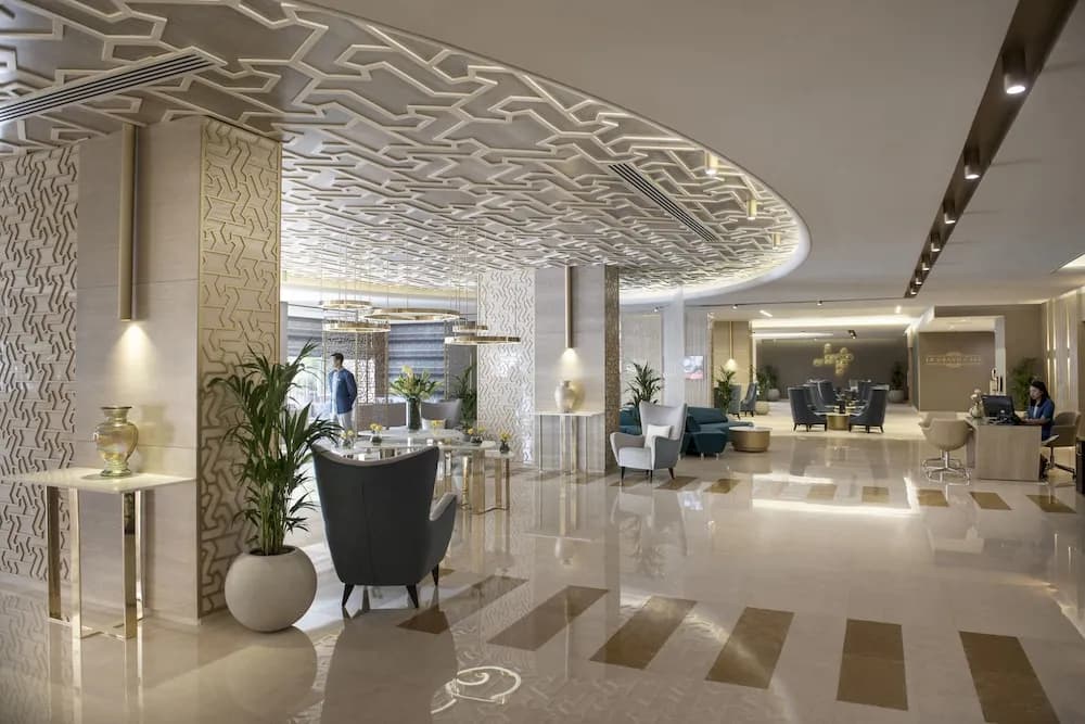 Two Seasons Hotel & Apartments 4