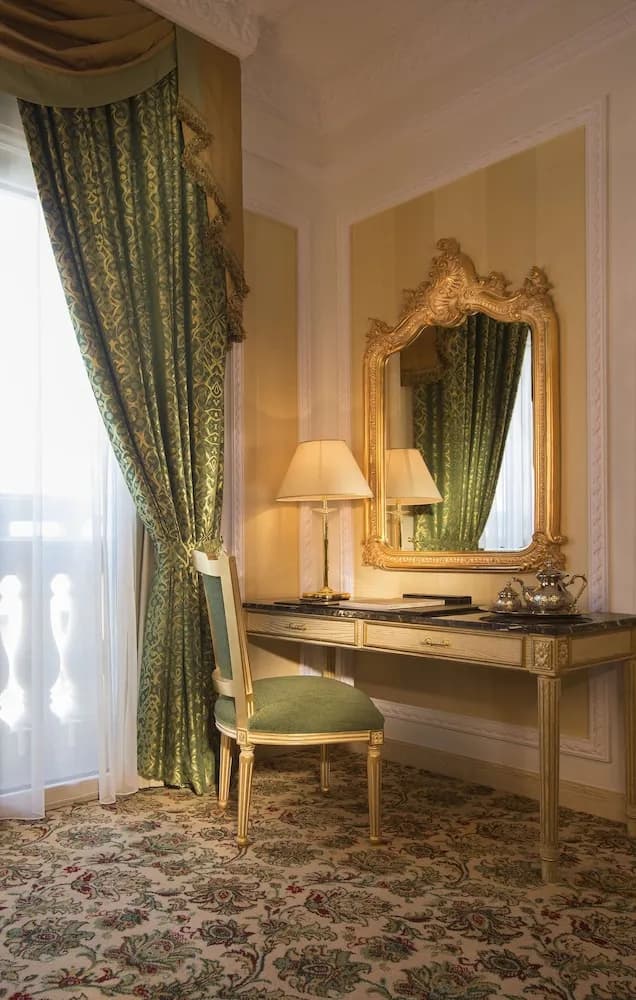 Royal Rose Abu Dhabi, a Curio Collection by Hilton Affiliated Hotel 4