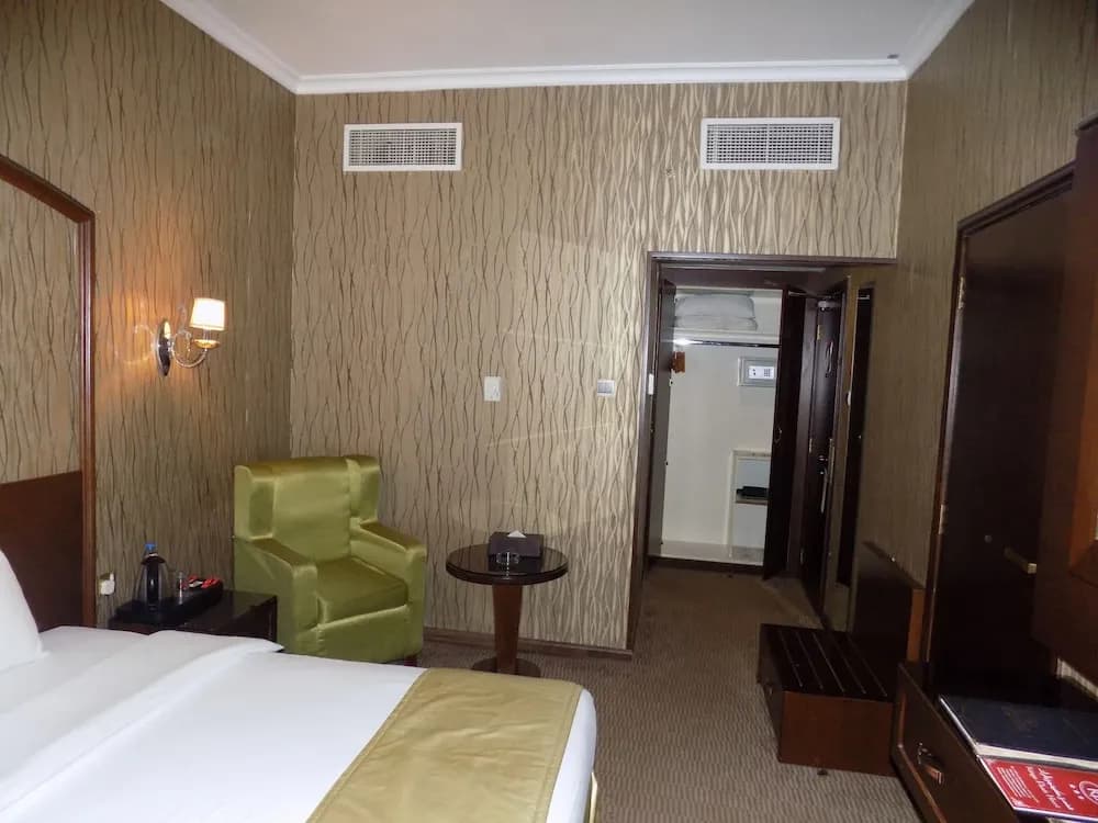 Kings Park Hotel 5