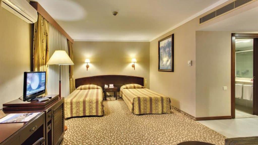 Rose Hotel 4