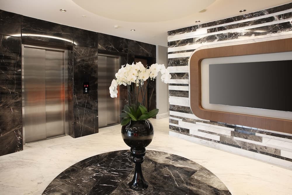 Veyron Hotel 2