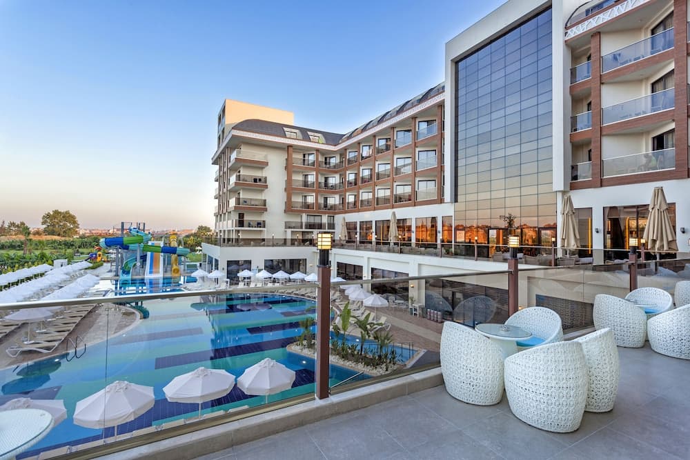 Glamour Resort & Spa