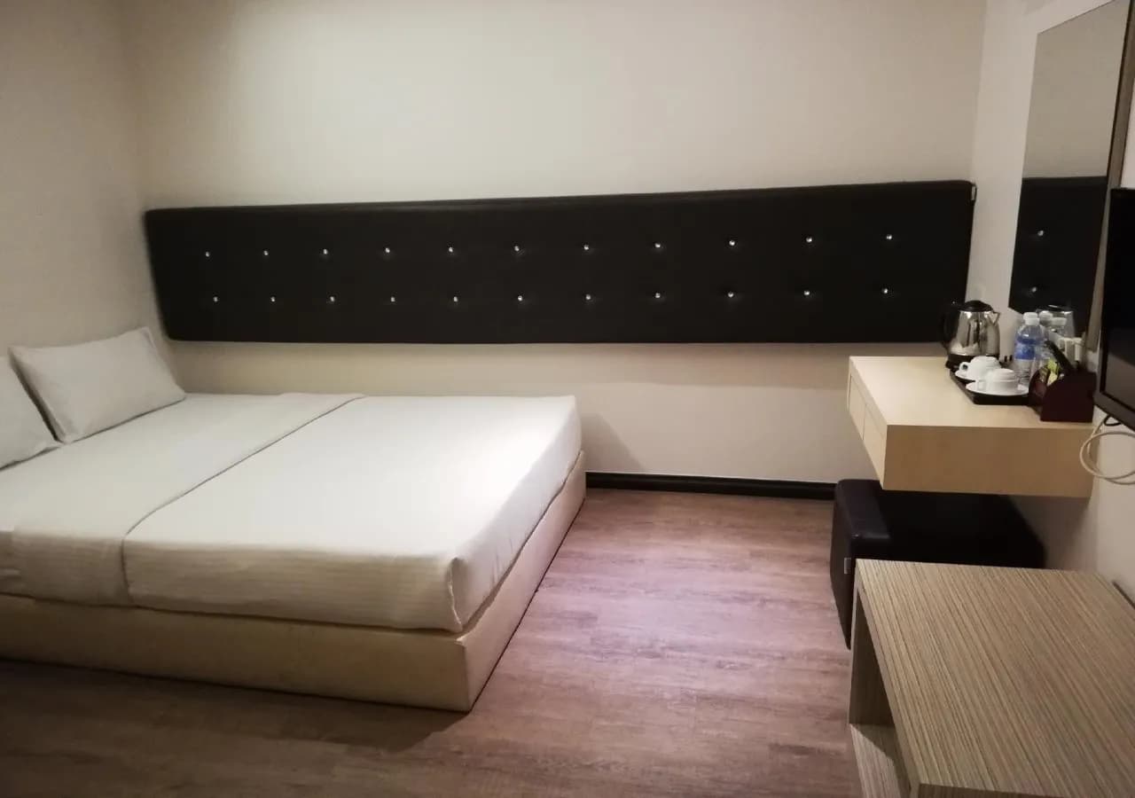 Ease Hotel 2
