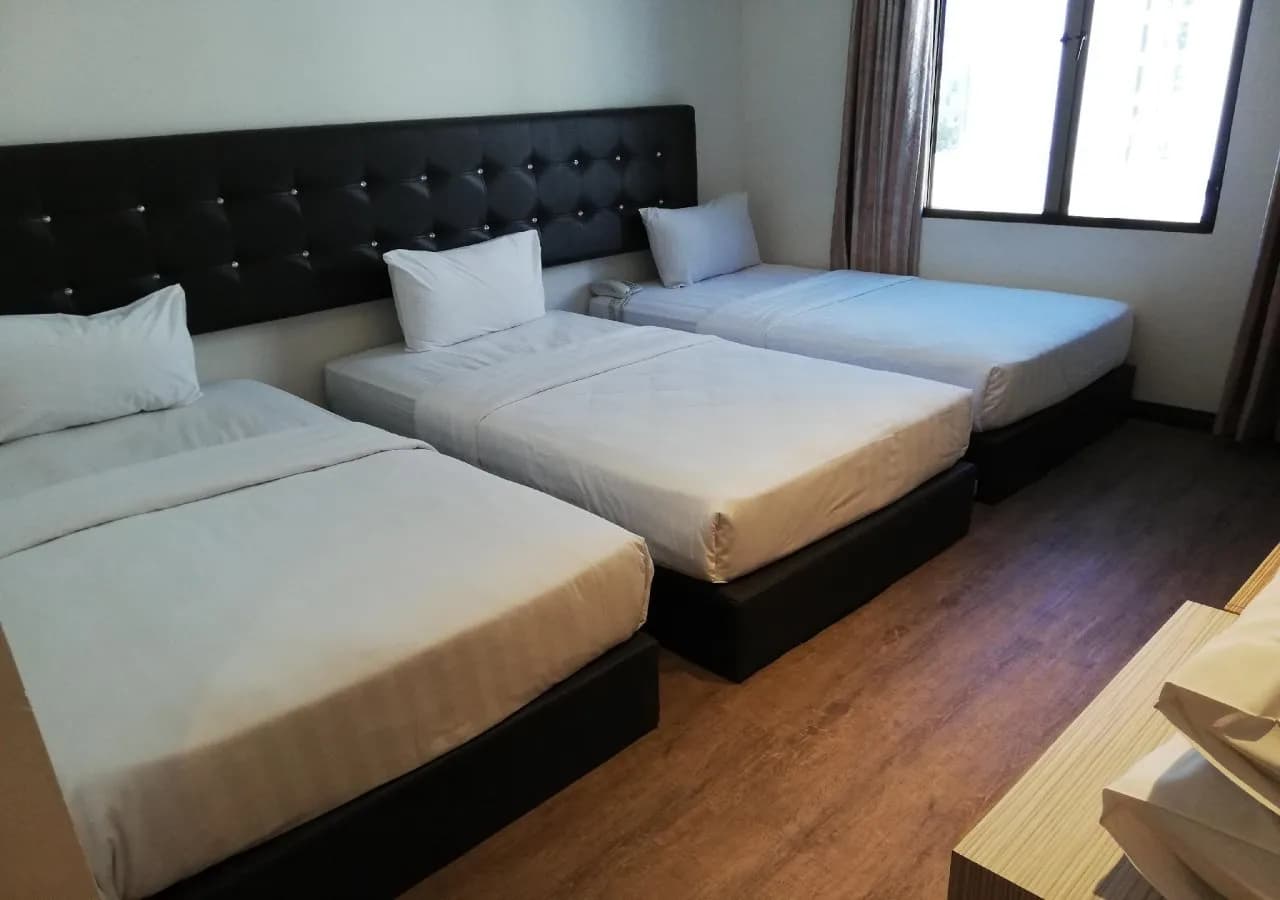 Ease Hotel 4