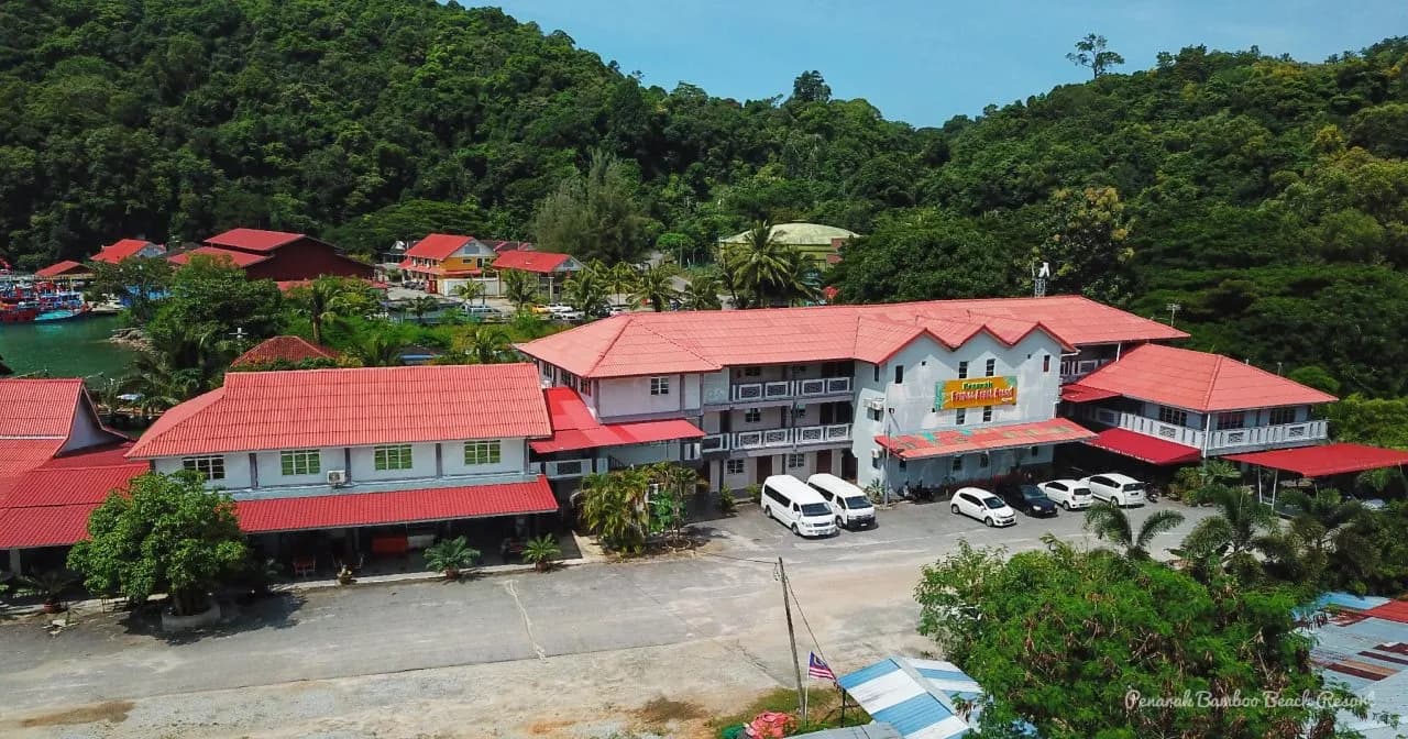 Penarak Bamboo Beach Motel