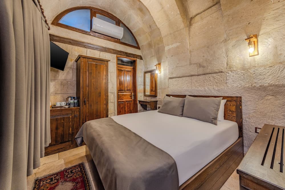 Castle Cave Hotel 3