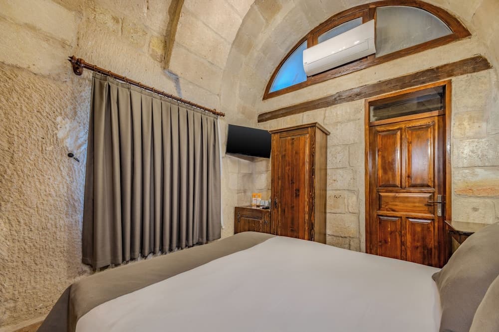 Castle Cave Hotel 4