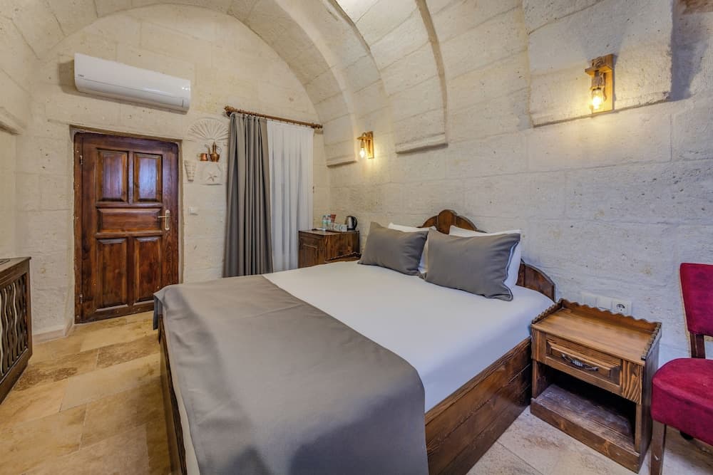 Castle Cave Hotel 5