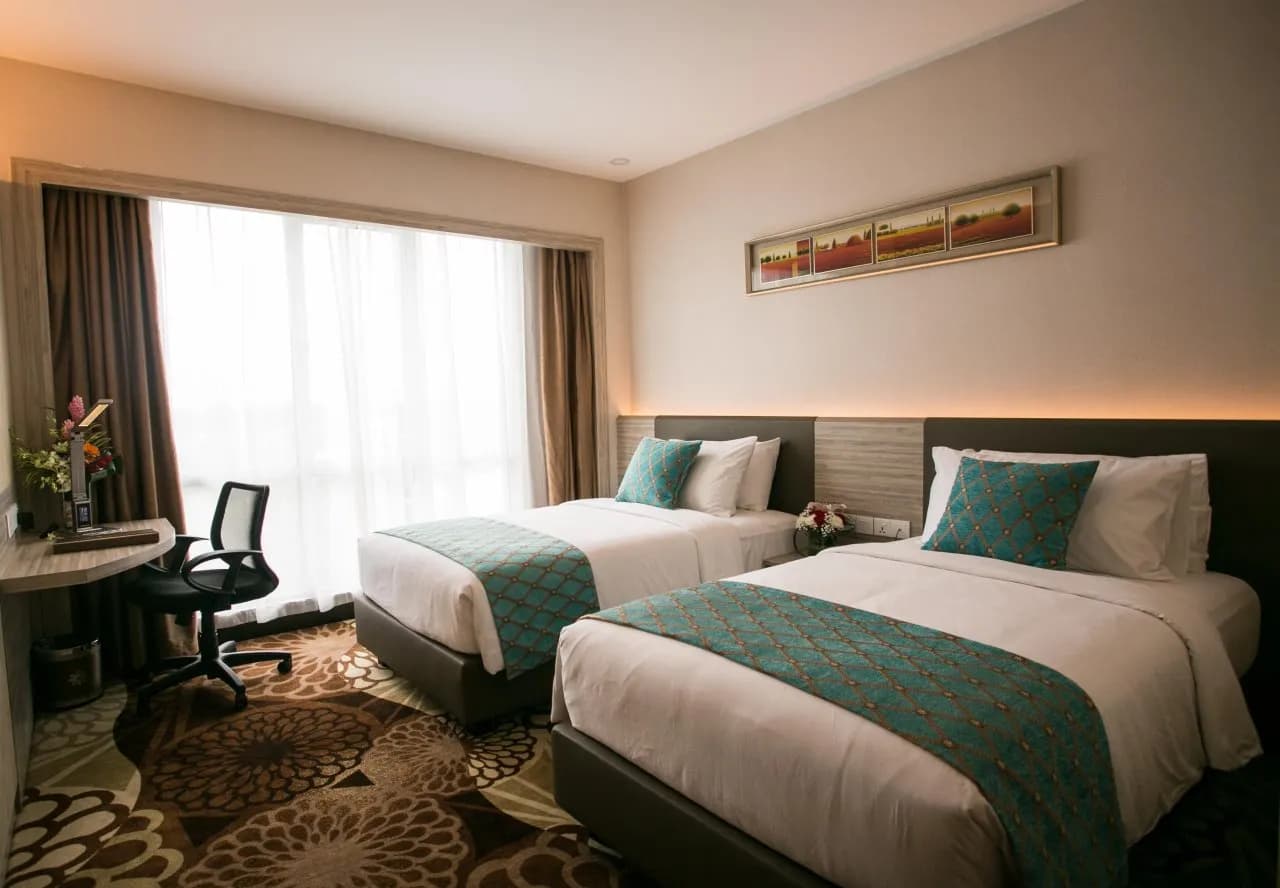 V8 Hotel 2