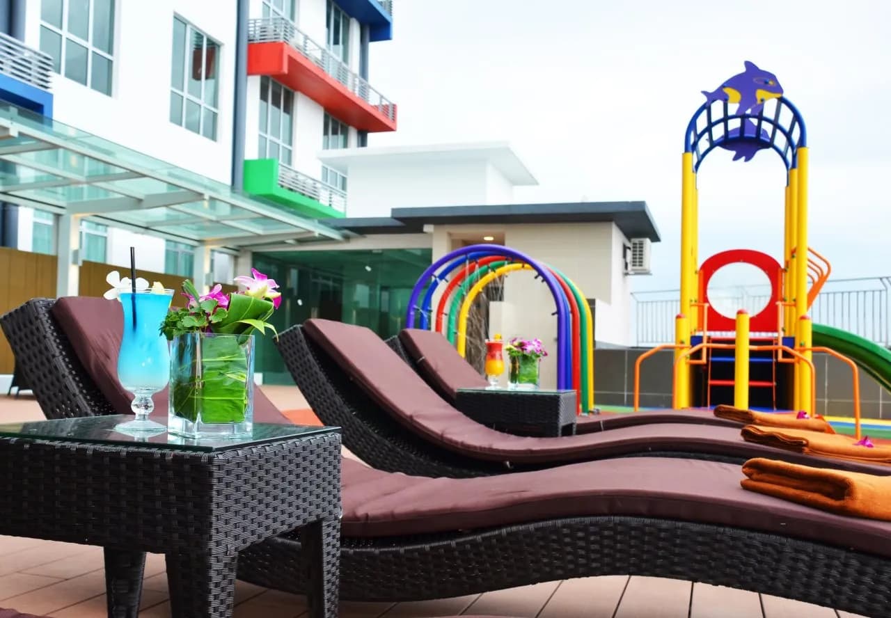 V8 Hotel 3