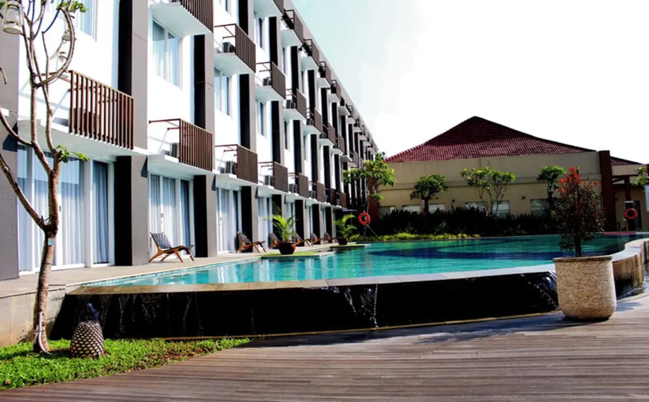 Front One Akshaya Hotel Karawang 5