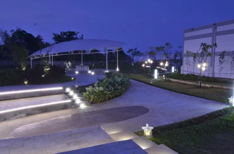 Front One Akshaya Hotel Karawang 3