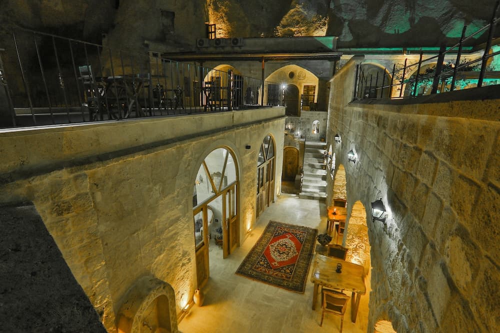 Oread Cave Suites 2