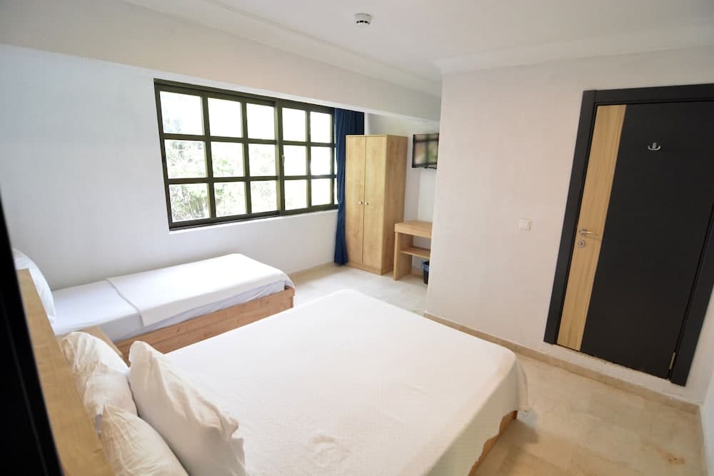 Ados Hotel 3
