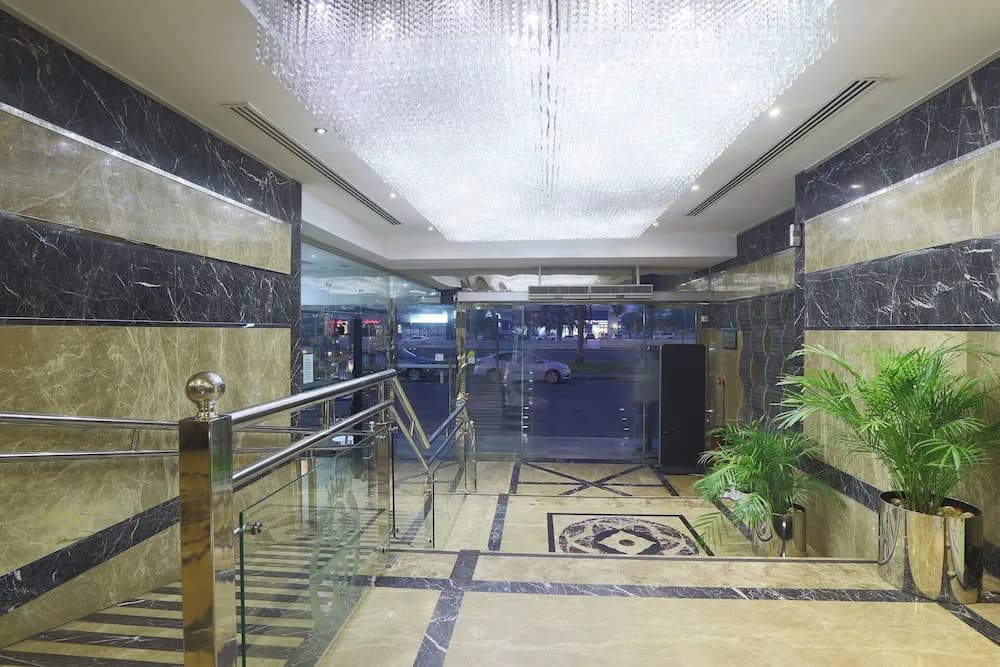 Capital O 325 Queen Palace Hotel 2