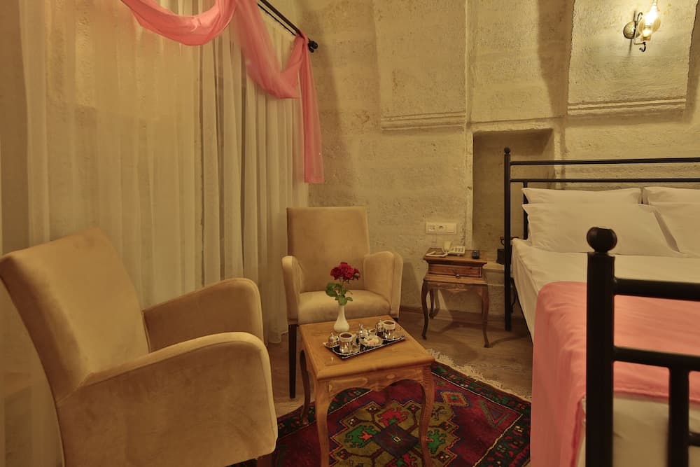 Jacob's Cave Suites 5