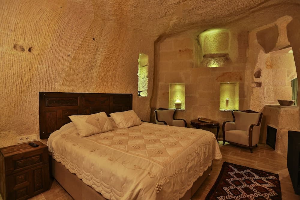 Acropolis Cave Suite 5