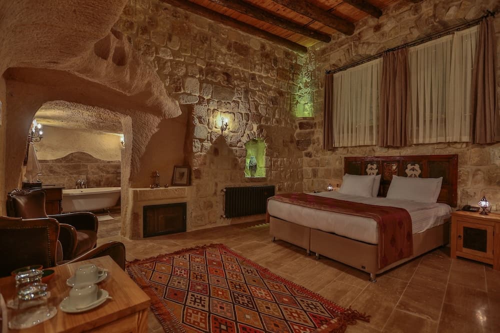 Acropolis Cave Suite 3