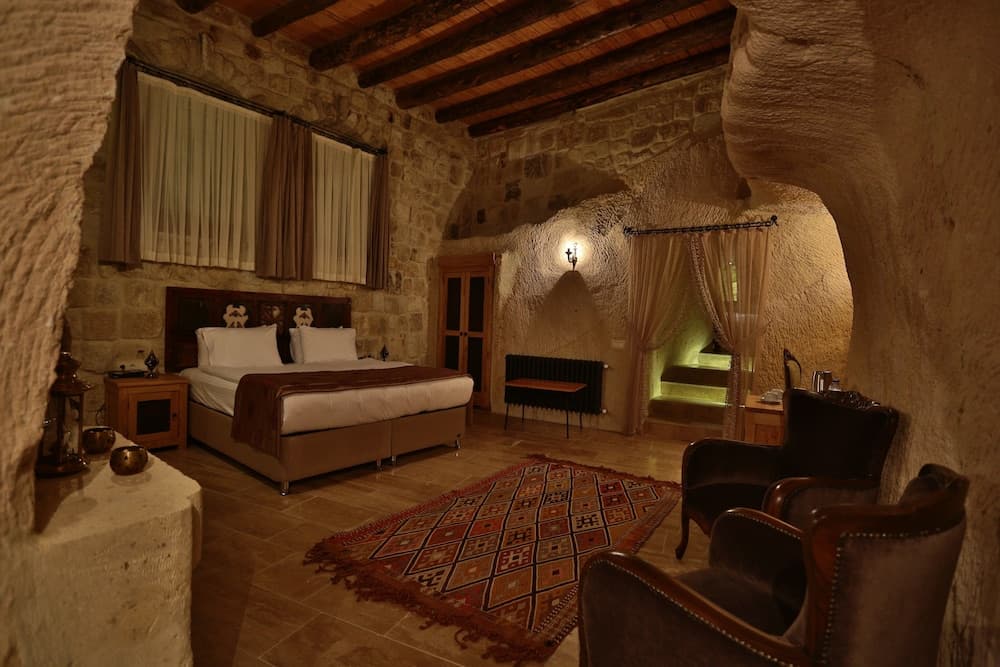Acropolis Cave Suite 4