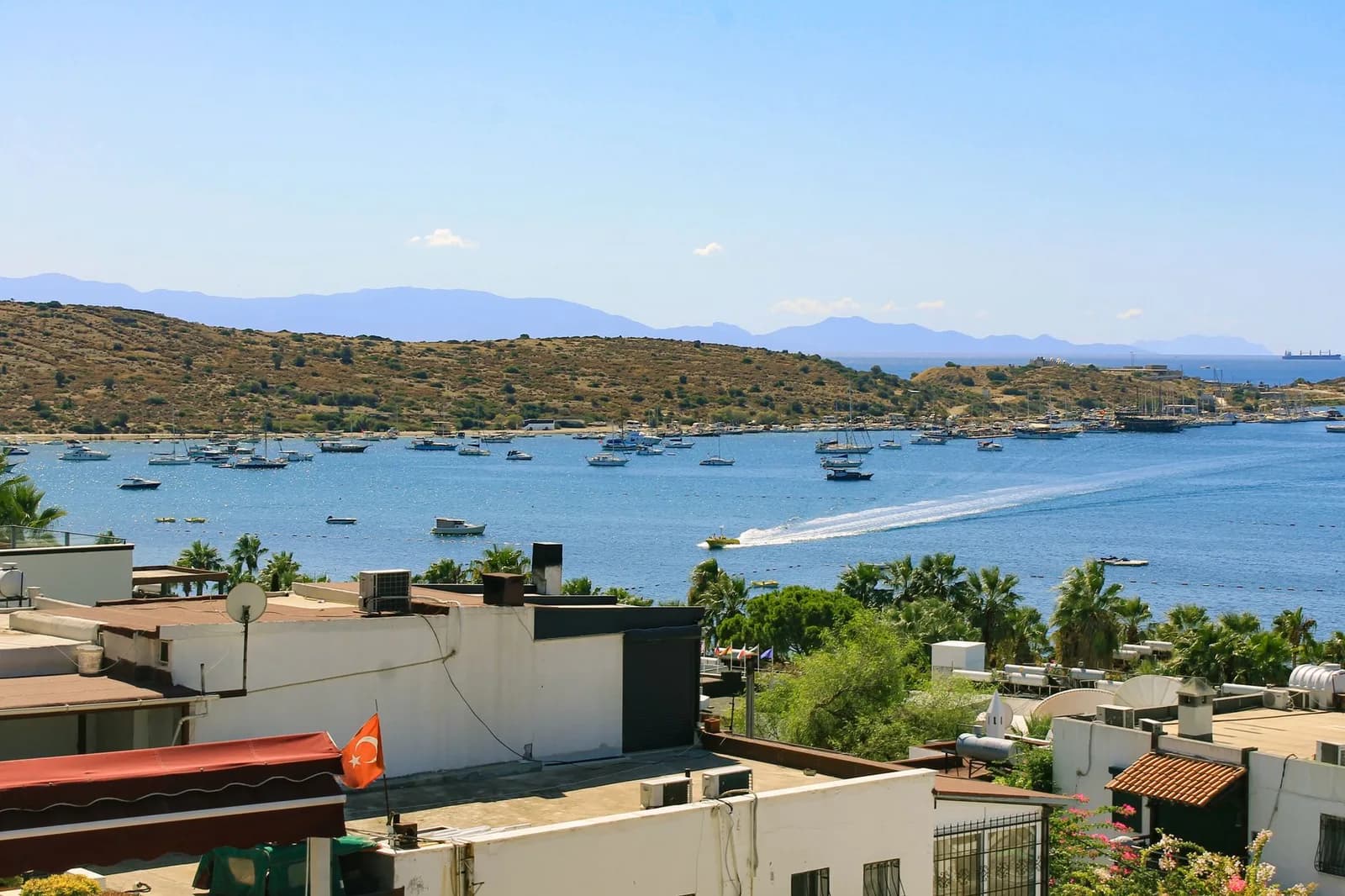 Bodrum'da Yazlık Ev Kiralamanın Avantajları: Sezon, Fiyat ve Platform Seçimi