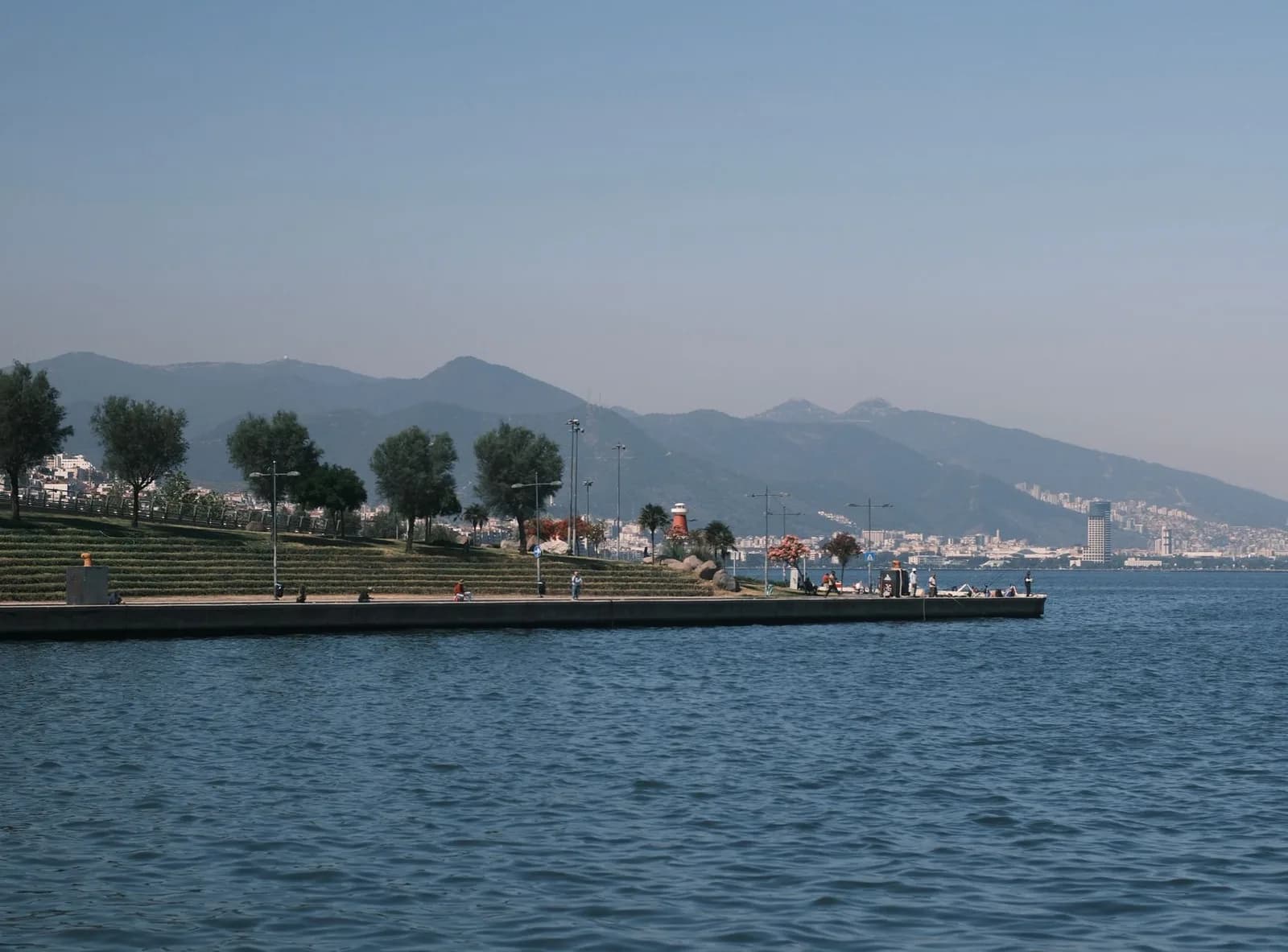 İzmir'de Kısa Dönem Kiralama: En Yüksek Getirili Semtler ve Doluluk Oranları 2026
